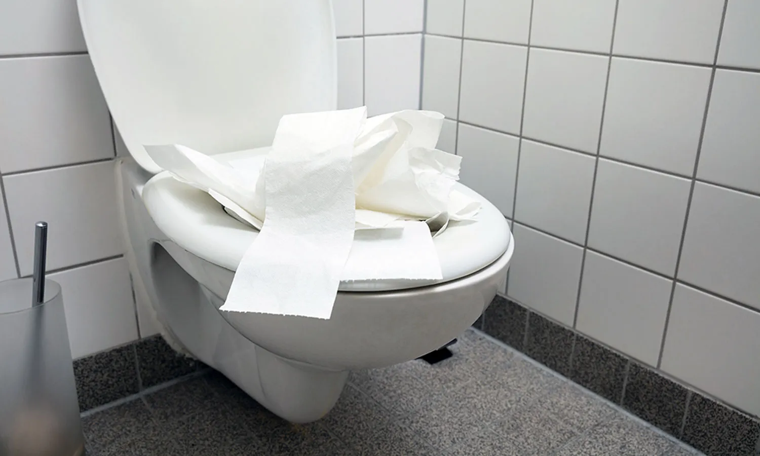 Účinná Metóda Prevencie: Ako vyčistiť upchatý záchod? Kľúč k Funkčnému WC. Najlepšou metódou, ako predísť upchatiu WC, je správne používanie a osveta. Základom prevencie je dôsledné vzdelávanie všetkých členov domácnosti alebo zamestnancov o tom, čo je povolené splachovať.